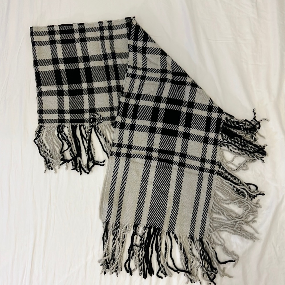 BANANA REPUBLIC Plaid Fringe Scarf